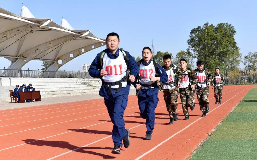 爱游戏体育官网：奋勇争先：球员们在场上争取领先